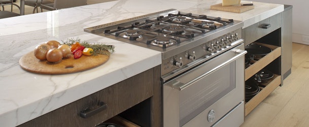 Keuken met Bertazzoni fornuis in roestvrij staal.