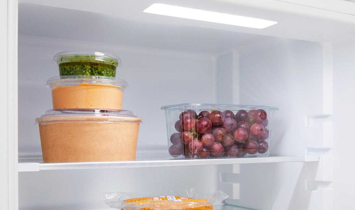 De energiezuinige LED verlichting is strak weggewerkt aan de bovenzijde van de koelkast.