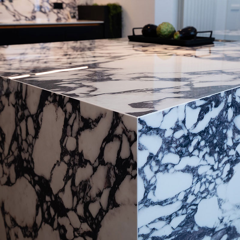 Massieve uitstraling met krachtige marmertekening