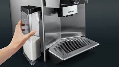 De melkhouder van de Siemens EQ9 plus koffiemachine