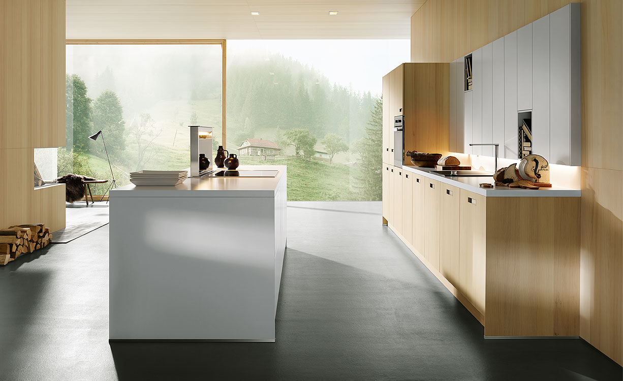 Lichte Scandinavische keuken met wit kookeiland, houten fronten en grote ramen met uitzicht op de natuur