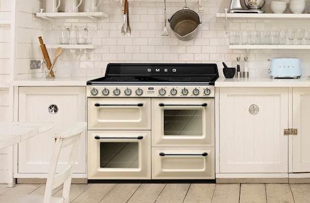 Smeg fornuis in jaren 50 stijl met 3 ovens
