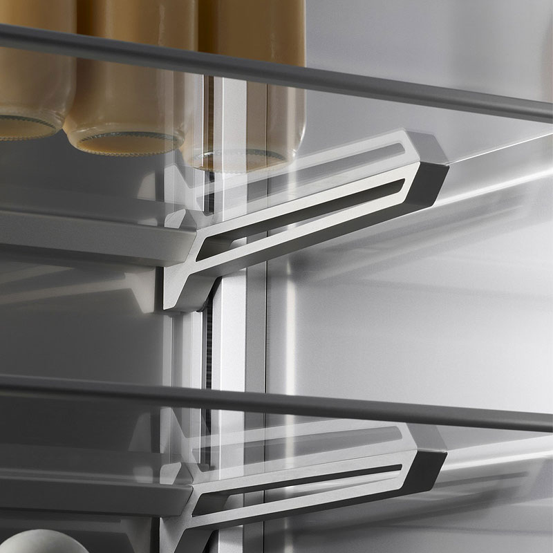 V-ZUG InfinityShelf systeem met flexibel verschuifbare glazen plateaus voor optimale indeling