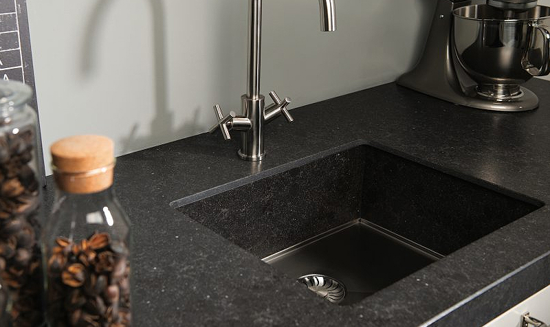 Wandbekleding spoelbak voor gootstenen.