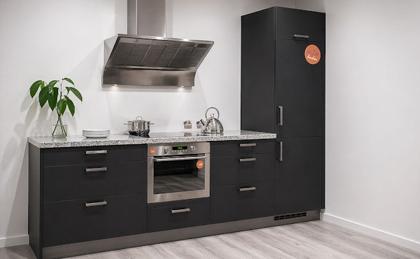 Showroommodel rechte keuken met inbouwoven, koelkast en schouwkap met actiestickers