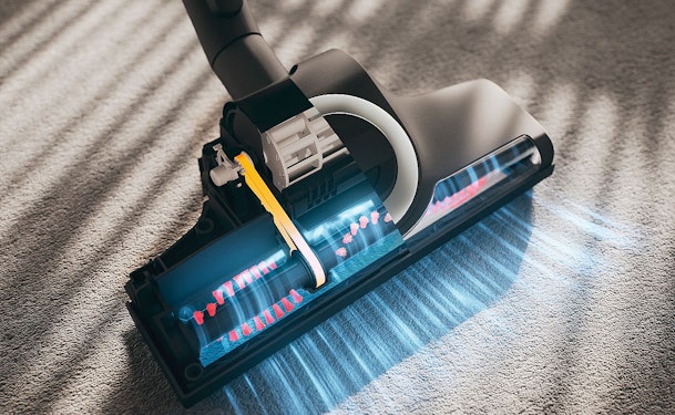 Stofzuigerborstel met LED verlichting op tapijt toont zuigkrachtprestatie voor energiezuinige keuze