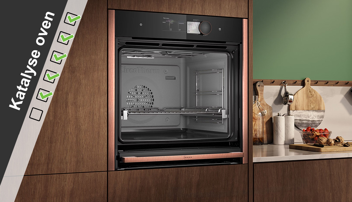 Geopende katalyse oven in moderne keuken