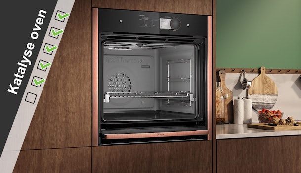 Geopende katalyse oven in moderne keuken
