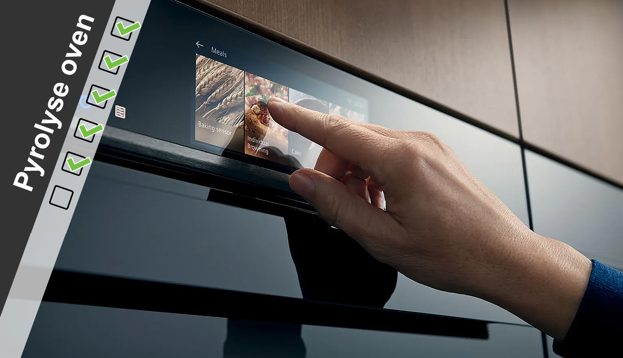 Gebruiker bedient pyrolyse oven via modern touchdisplay