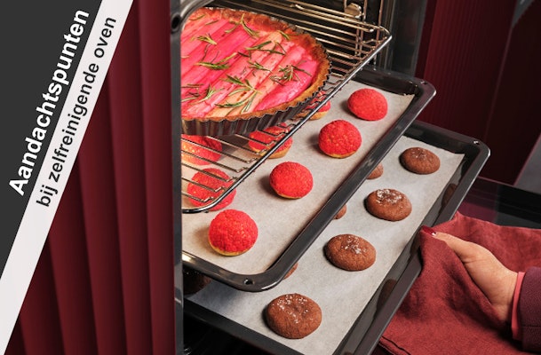 Oven gevuld met bakplaten in moderne keuken