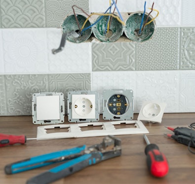 Aansluiten van leidingen en elektra