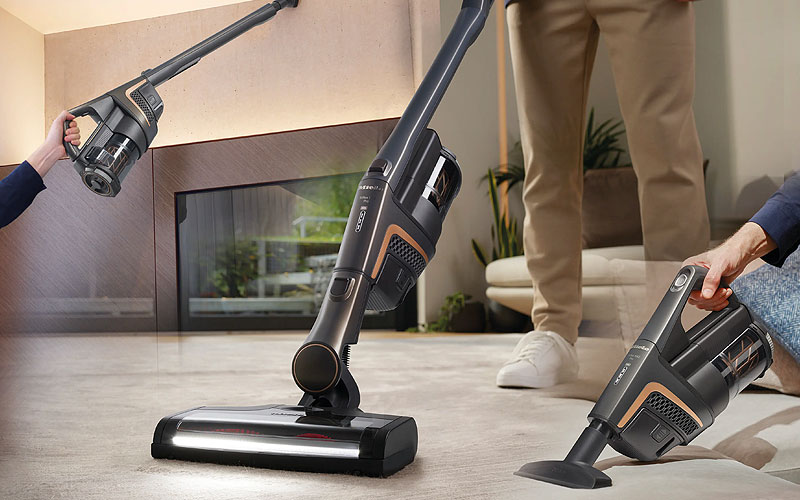 Energiezuinige accustofzuiger in gebruik op gladde vloer met handheld functie