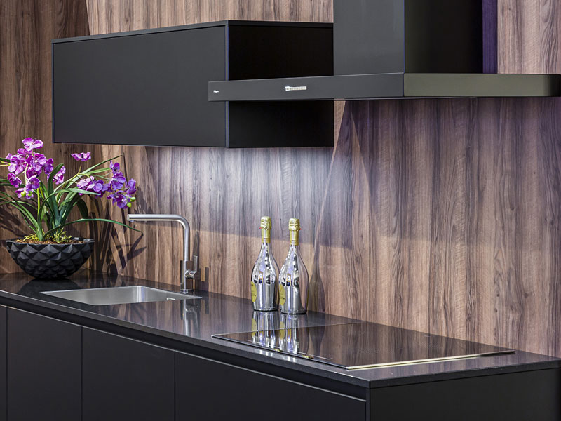 Achterwand met houtprint.