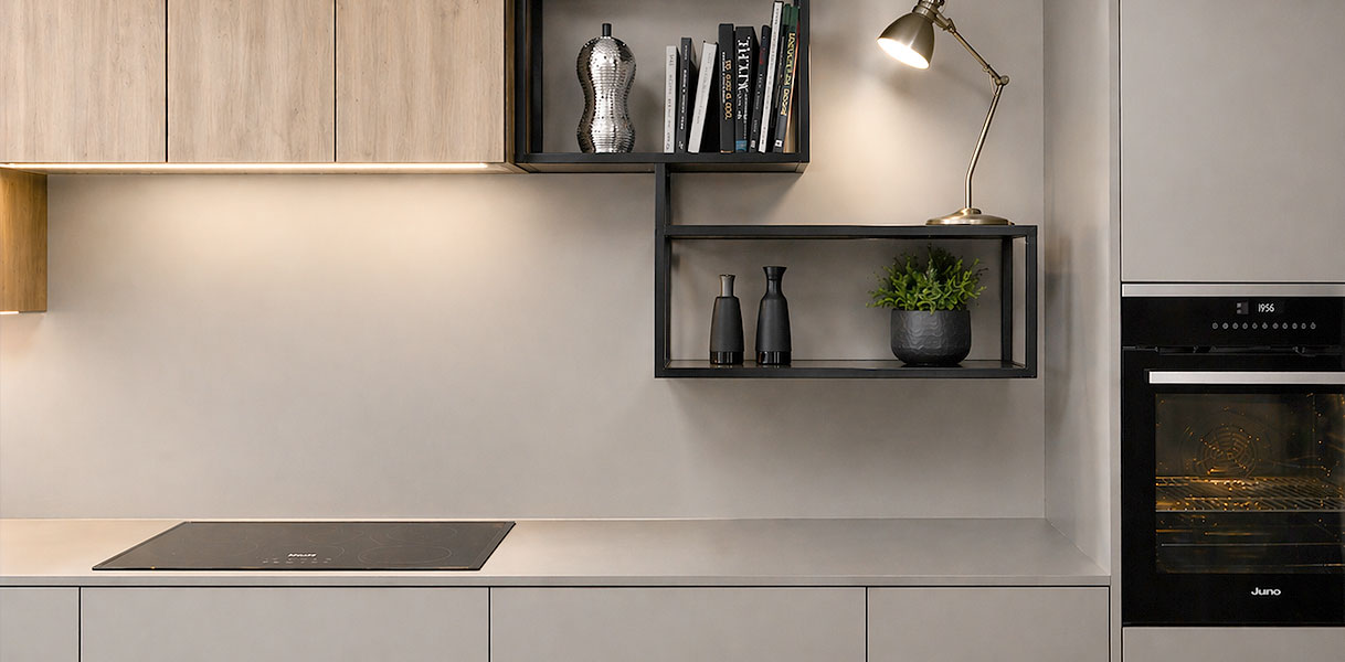 Moderne keuken met houten bovenkasten, open zwarte plankjes, inductiekookplaat en inbouwoven