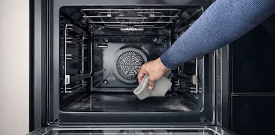 Hand reinigt binnenkant van Siemens magnetron met het activeClean zelfreinigend systeem