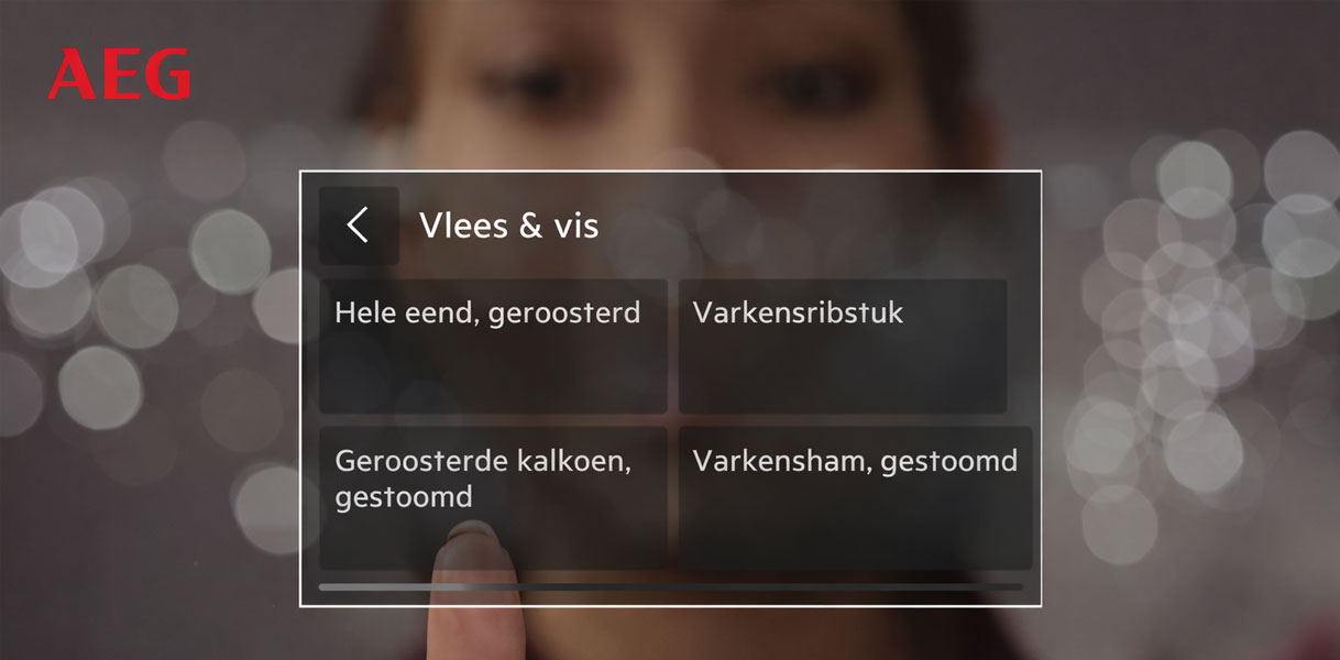 AEG 8000-serie magnetron display met vlees en vis recepten waaronder hele eend, varkensribstuk en geroosterde kalkoen