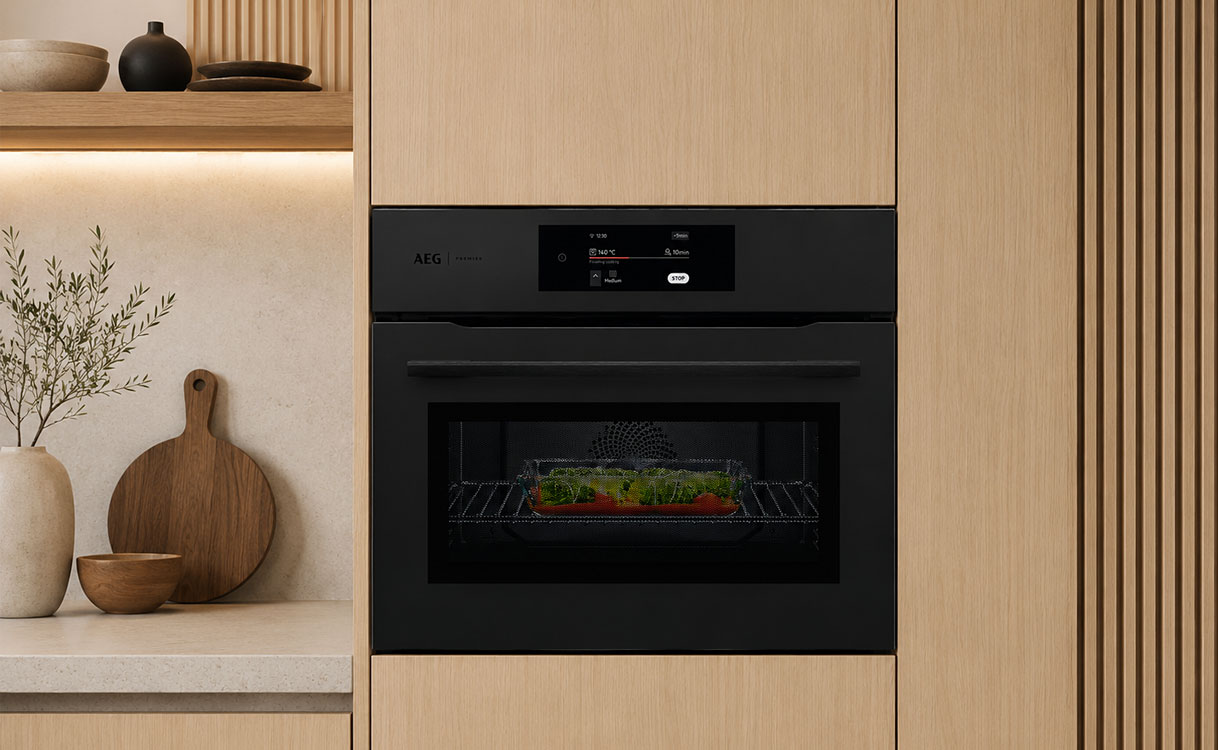 AEG combi oven magnetron ingebouwd in een lichte Japandi keuken met zwarte oven, display en ovenschotel.