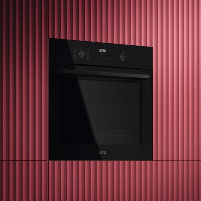 AEG inbouw oven zwart geplaatst in keukenwand met geribbelde rode fronten