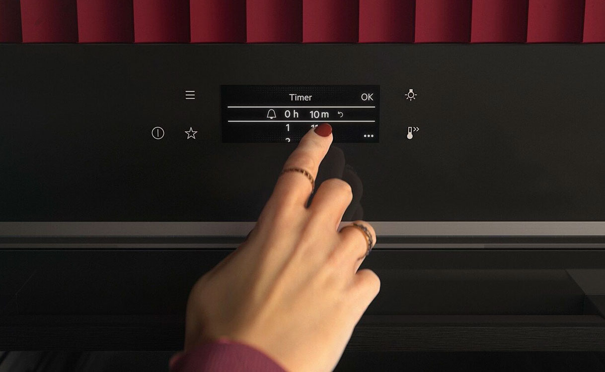 Bediening van een AEG combimagnetron met touchscreen waarop de kookwekker en timer worden ingesteld.
