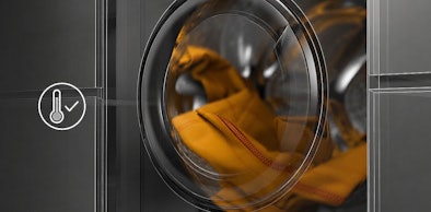 DualSense van AEG die temperatuur en trommelbeweging aanpast aan de stof voor veilig wassen