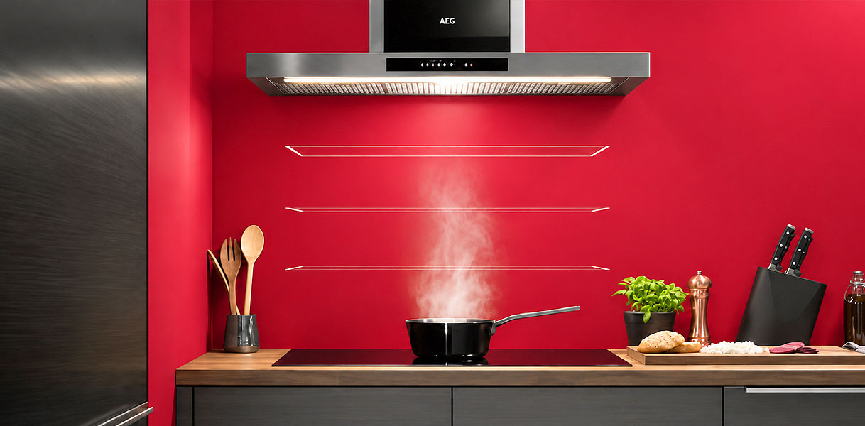 Afzuigkap boven een AEG inductiekookplaat schakelt mee via de Hob2Hood functie