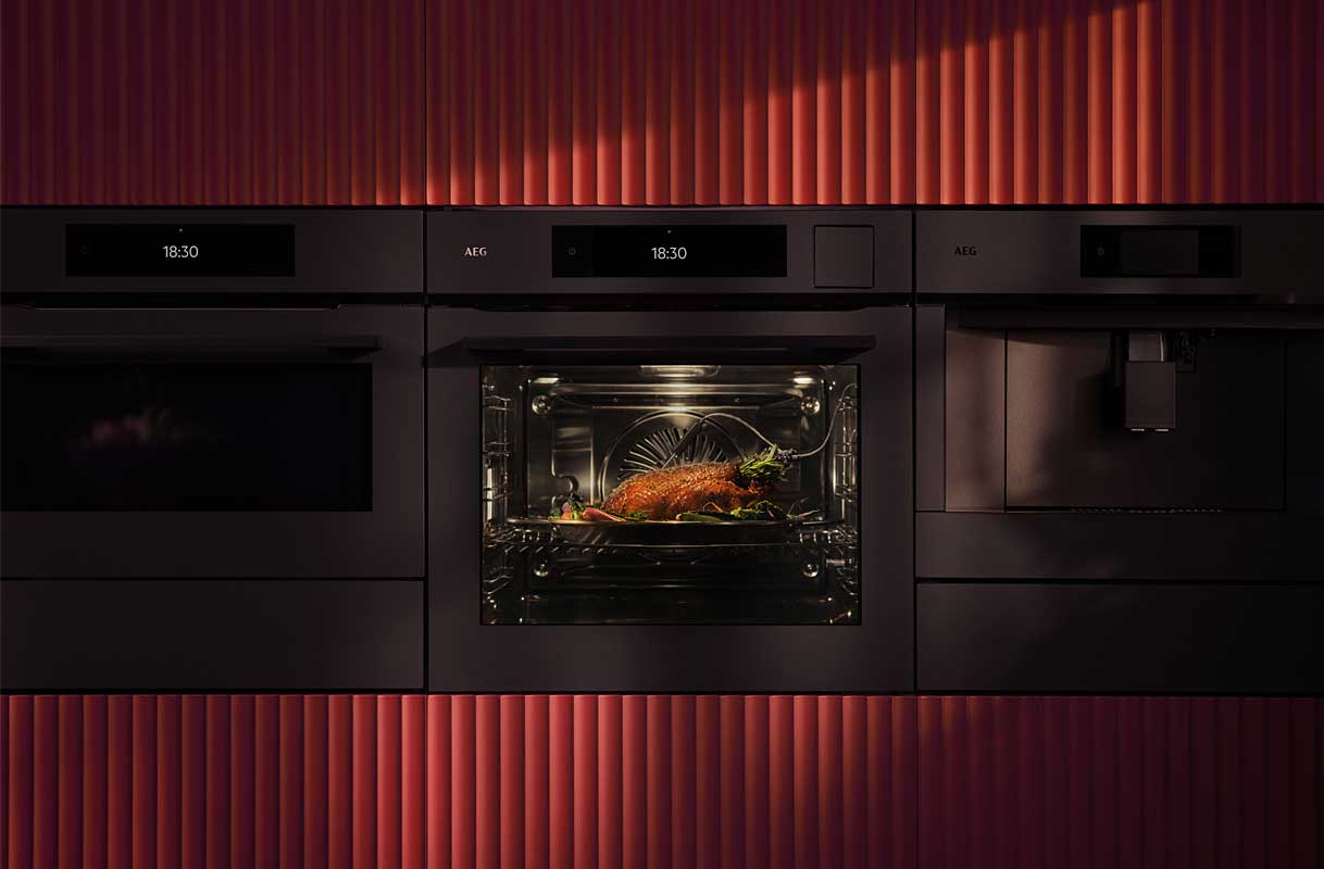 AEG Horizon Range met matzwarte inbouwovens en koffieautomaat naast elkaar in één strakke horizontale lijn