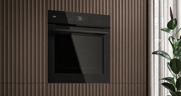 AEG inbouw oven van 60 cm ingebouwd in een kastenwand met verticale lamellen