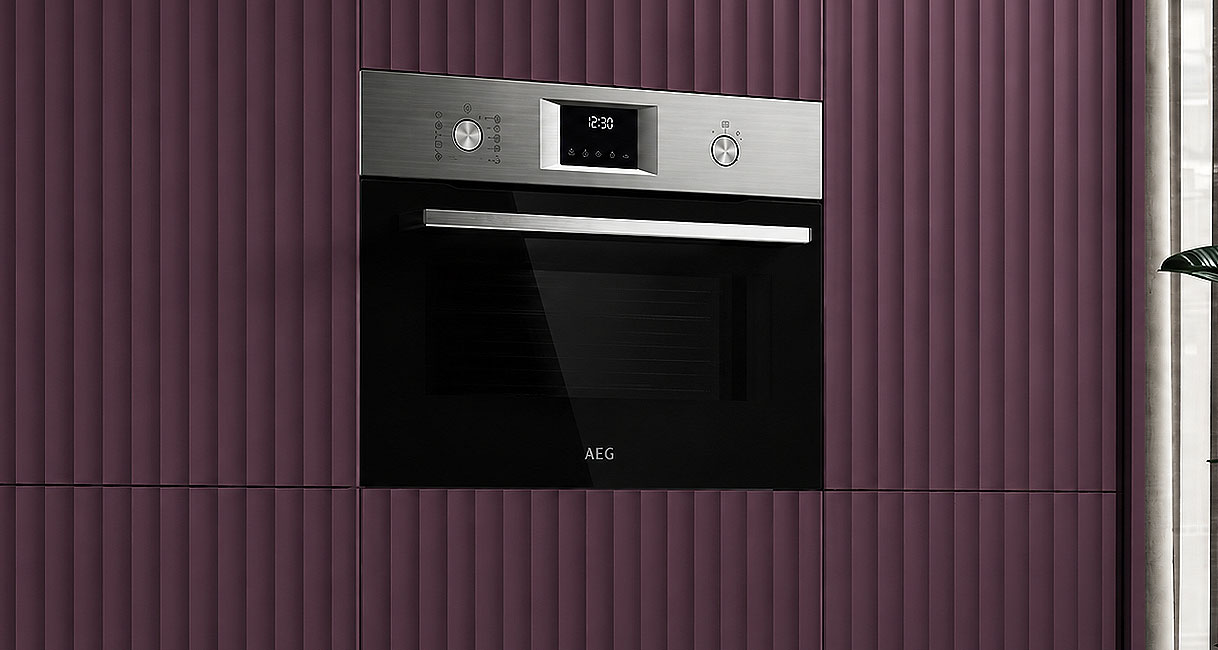 Compacte AEG inbouw oven van 45 cm hoog ingebouwd in een paarse kastenwand