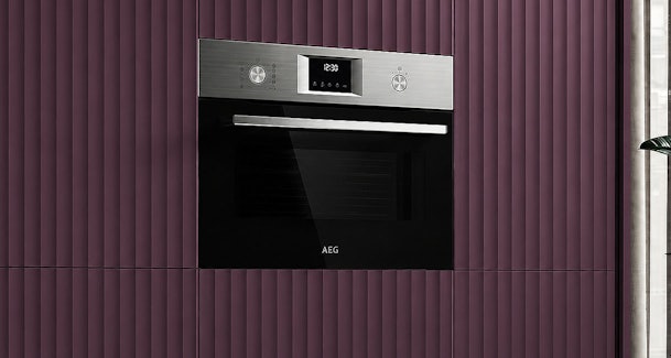 Compacte AEG inbouw oven van 45 cm hoog ingebouwd in een paarse kastenwand