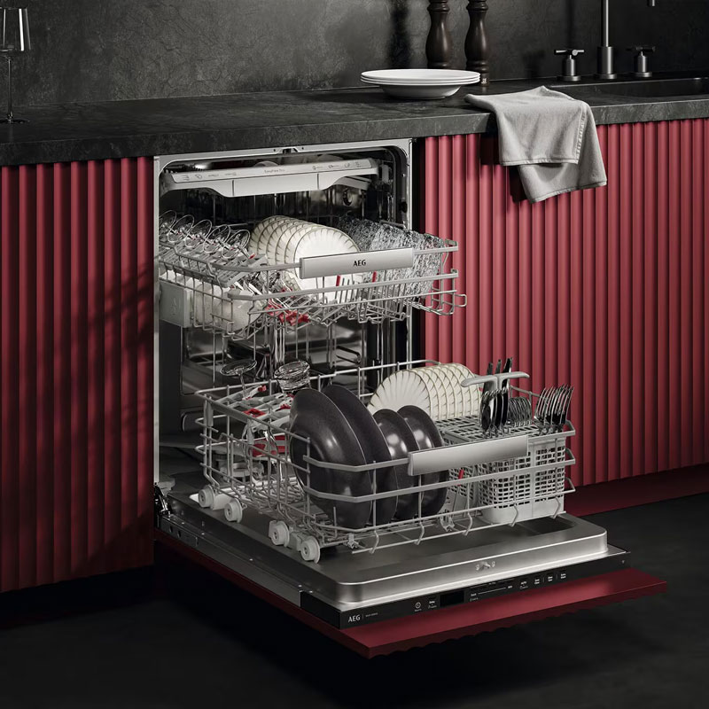 AEG inbouw vaatwasser open met twee laden gevuld met servies en bestek
