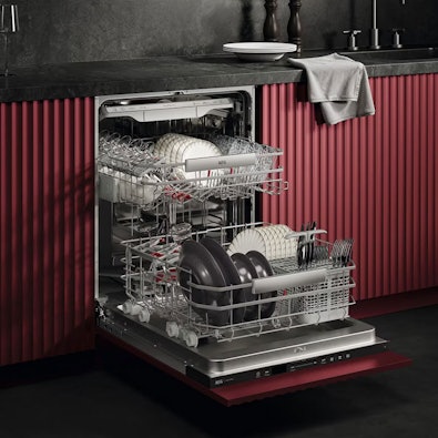 AEG inbouw vaatwasser open met twee laden gevuld met servies en bestek