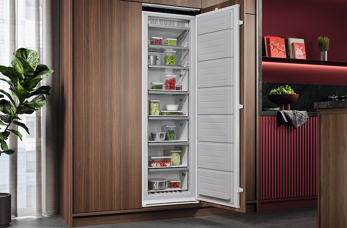 AEG inbouw vriezer in een moderne keuken met open deur en houten kastfronten