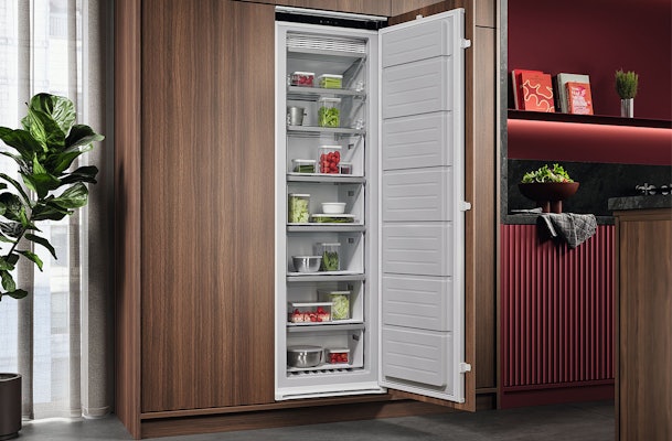 AEG inbouw vriezer in een moderne keuken met open deur en houten kastfronten