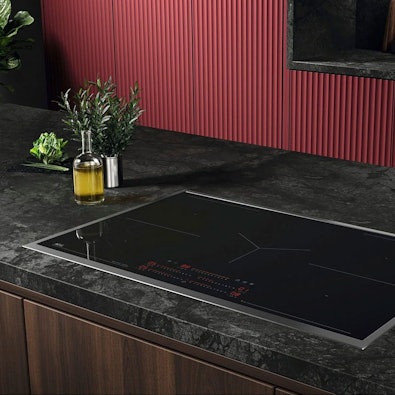 AEG inductiekookplaat in werkblad met zwarte glasplaat en rode bediening