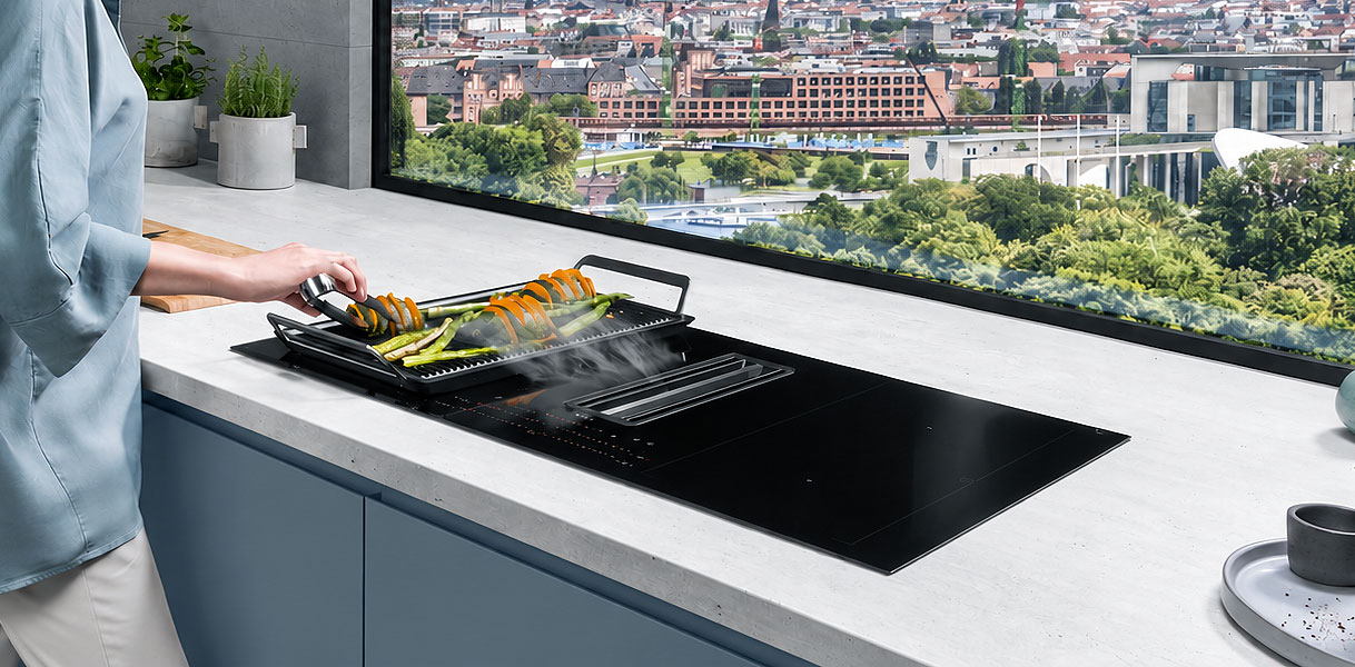 Grillplaat met groenten op een AEG inductiekookplaat uit de 8000 serie