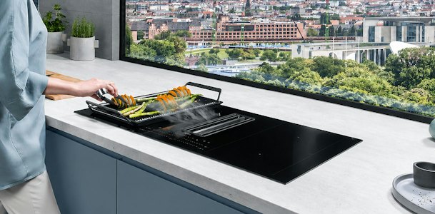Grillplaat met groenten op een AEG inductiekookplaat uit de 8000 serie