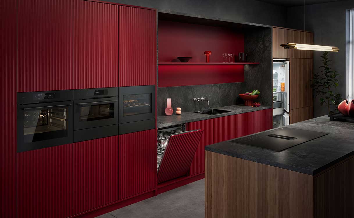 Moderne keuken met AEG inbouwapparatuur, waaronder ovens, vaatwasser en koelkast