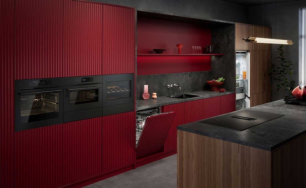 Moderne keuken met AEG inbouwapparatuur, waaronder ovens, vaatwasser en koelkast