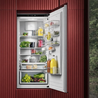 AEG inbouw koelkast open met verse groenten, fruit en dranken in overzichtelijke indeling