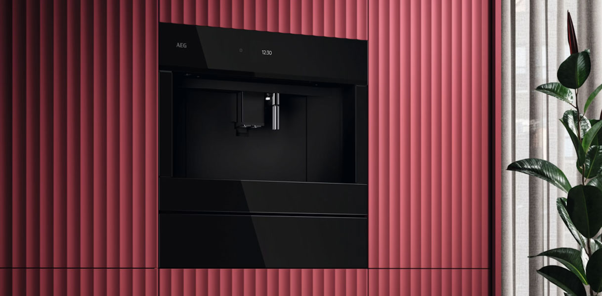 Inbouw AEG koffiemachine CK7100 met groot touchdisplay in een keukenwand met verticale panelen