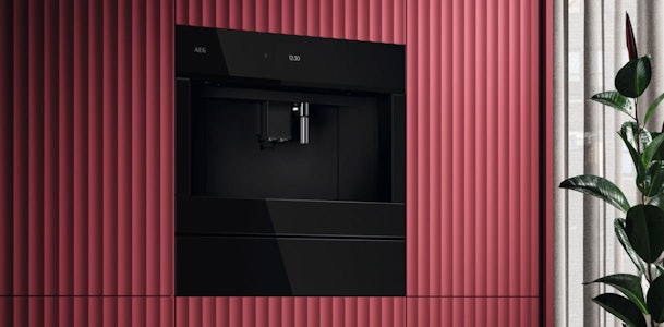Inbouw AEG koffiemachine CK7100 met groot touchdisplay in een keukenwand met verticale panelen
