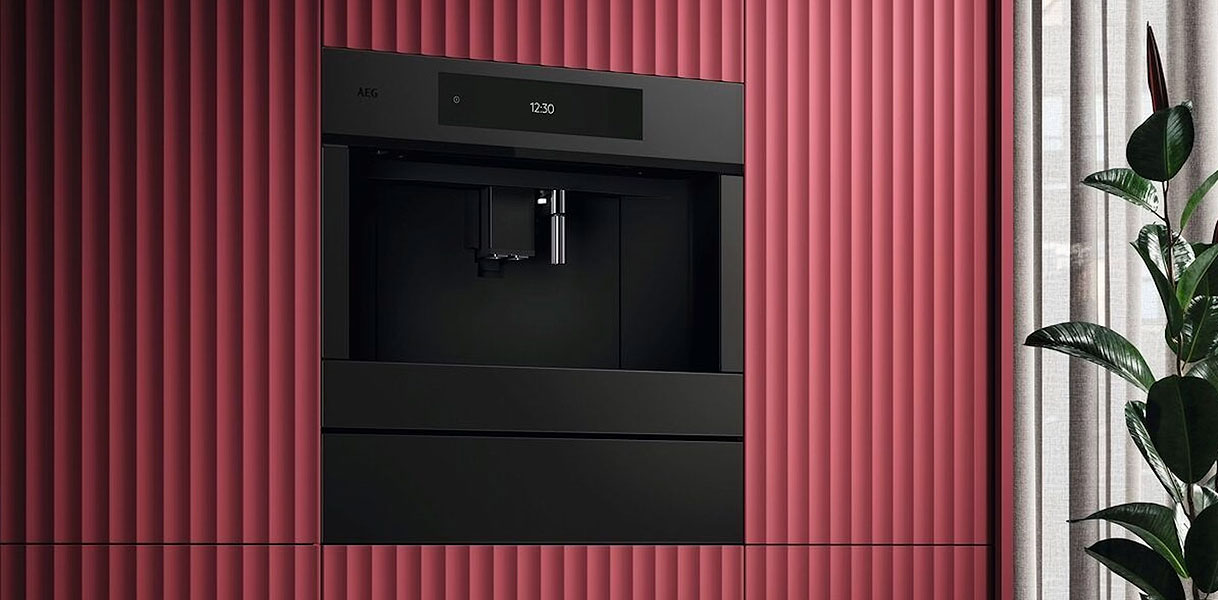 Inbouw AEG koffiemachine CK9100 met breder Touch+ aanraakscherm in een keukenwand met verticale panelen