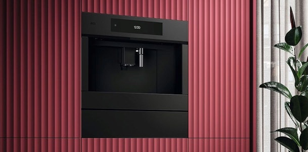 Inbouw AEG koffiemachine CK9100 met breder Touch+ aanraakscherm in een keukenwand met verticale panelen