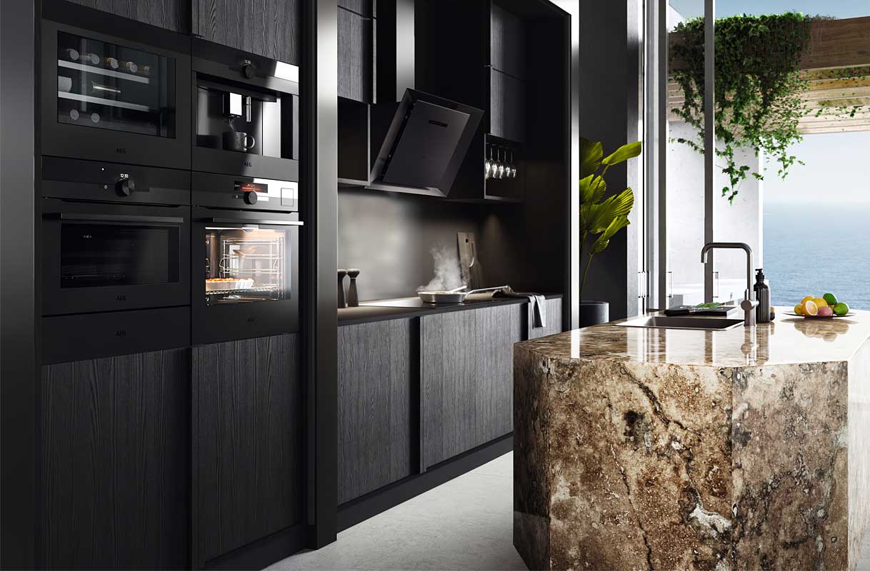 Moderne keuken met matzwarte AEG inbouwapparatuur uit de MattBlack-lijn, waaronder ovens, kookplaat en afzuigkap