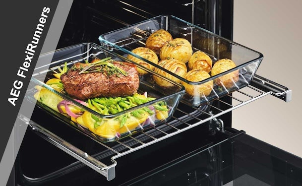 Gerechten in glazen schalen op uitgeschoven AEG FlexiRunners ovenrails