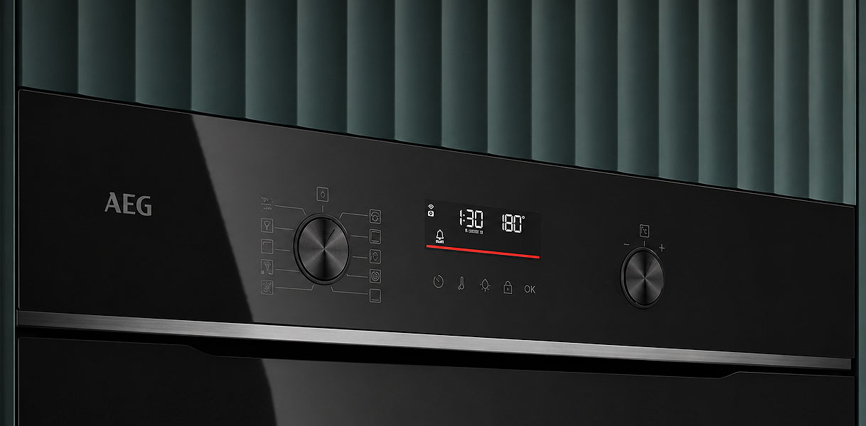 Bedieningspaneel van AEG oven uit de 6000 serie met display en draaiknoppen