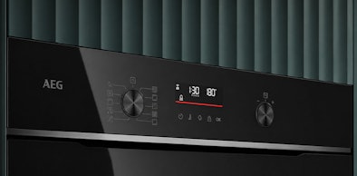 Bedieningspaneel van AEG oven uit de 6000 serie met display en draaiknoppen