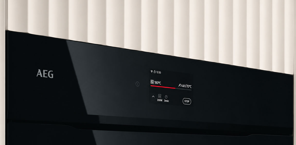 AEG oven uit de 8000 serie in mat zwart glas met touchdisplay