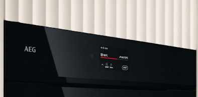 AEG oven uit de 8000 serie in mat zwart glas met touchdisplay