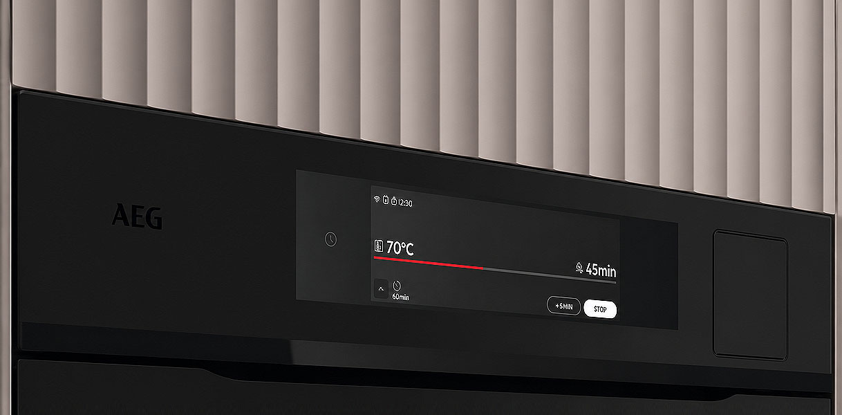 Touchdisplay van AEG oven uit de 9000 serie met temperatuur en resterende bereidingstijd
